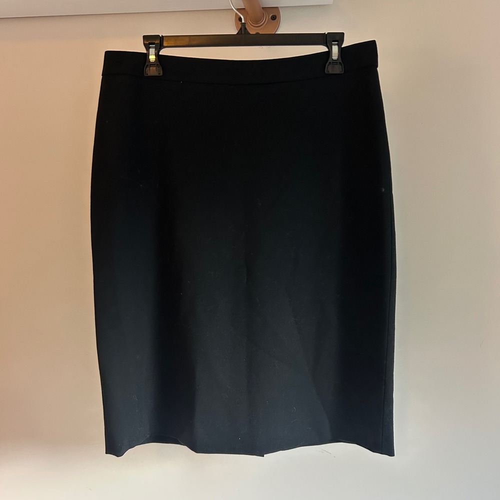 Banana Republic black knee length stretch a-line skirt wool/spandex 12‎